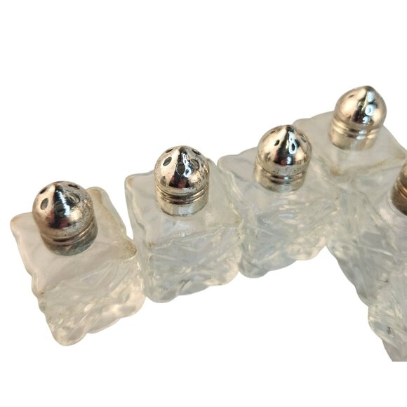 Set Of 8 Vintage Clear Glass Miniature Salt Shakers With Silver Tone Tops - Picture 9 of 9